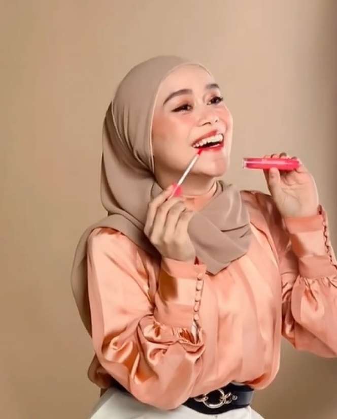 Sederet Gaya Hijab Lesty Kejora yang Tuai Pro Kontra Netizen, Dianggap Kurang Etis Hingga Tak Sepenuhnya Tutup Aurat!