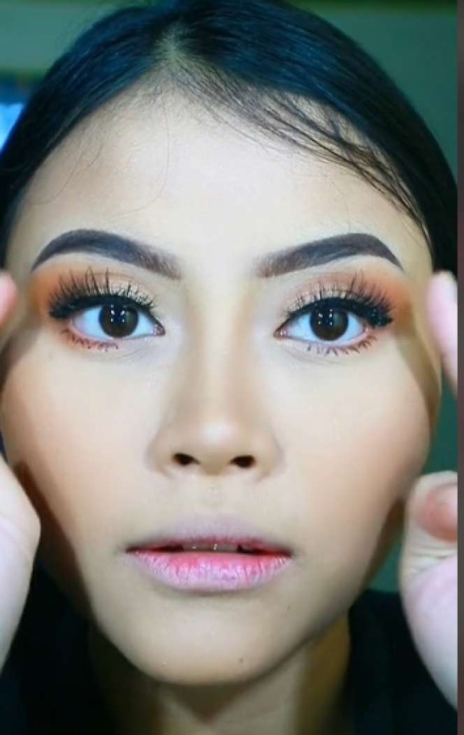 Wanita yang Dijuluki Seribu Wajah Ini Pamer Makeup Mirip Aurel Hermansyah, Hasilnya Malah Bikin Syok, Netizen: `Kayak Anak Kembar`