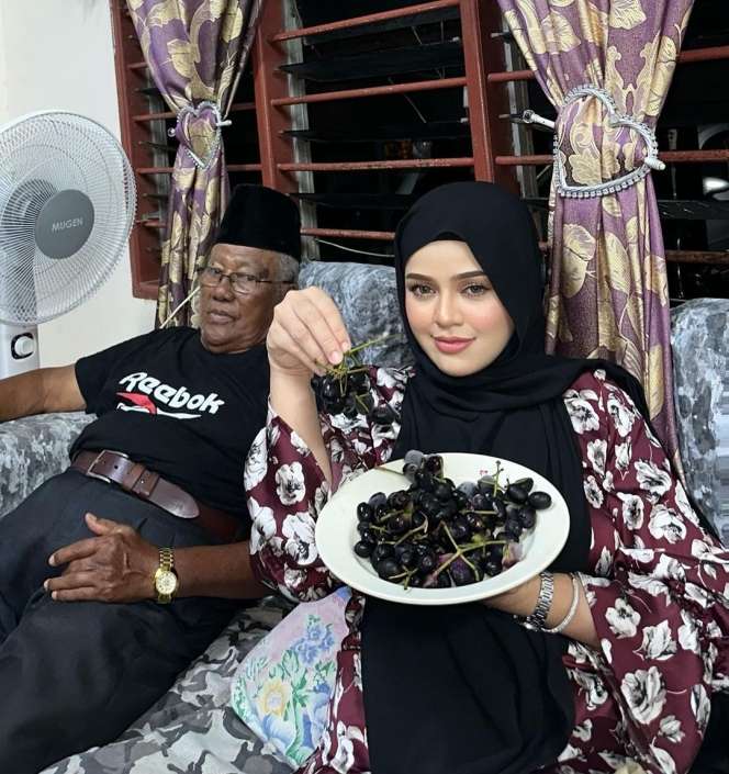 Nelayan Miskin Ini Ternyata Ayah dari Artis Terkenal, Rumahnya Sederhana Berdinding Triplek, Putrinya Hidup Mewah