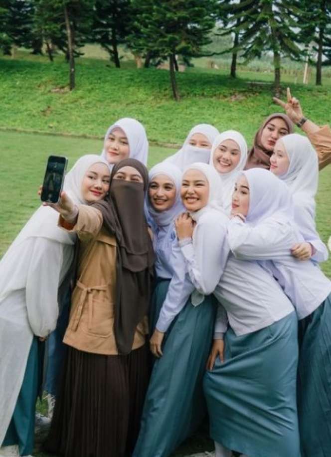Pakai Seragam SMA, Potret Geng Butterfly Rayakan Ultah Sekaligus Arisan, Penampilan Dinda Hauw Bak Anak Sekolahan!