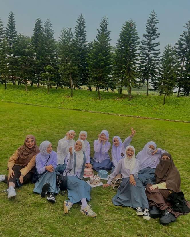 Pakai Seragam SMA, Potret Geng Butterfly Rayakan Ultah Sekaligus Arisan, Penampilan Dinda Hauw Bak Anak Sekolahan!