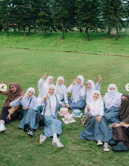 Pakai Seragam SMA, Potret Geng Butterfly Rayakan Ultah Sekaligus Arisan, Penampilan Dinda Hauw Bak Anak Sekolahan!
