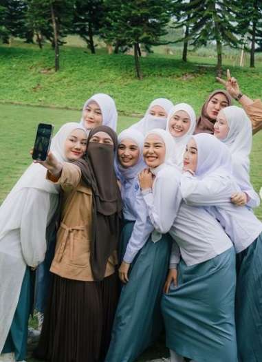 Pakai Seragam SMA, Potret Geng Butterfly Rayakan Ultah Sekaligus Arisan, Penampilan Dinda Hauw Bak Anak Sekolahan!
