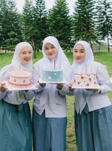 Pakai Seragam SMA, Potret Geng Butterfly Rayakan Ultah Sekaligus Arisan, Penampilan Dinda Hauw Bak Anak Sekolahan!