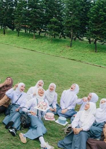 Pakai Seragam SMA, Potret Geng Butterfly Rayakan Ultah Sekaligus Arisan, Penampilan Dinda Hauw Bak Anak Sekolahan!