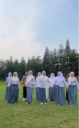 Pakai Seragam SMA, Potret Geng Butterfly Rayakan Ultah Sekaligus Arisan, Penampilan Dinda Hauw Bak Anak Sekolahan!