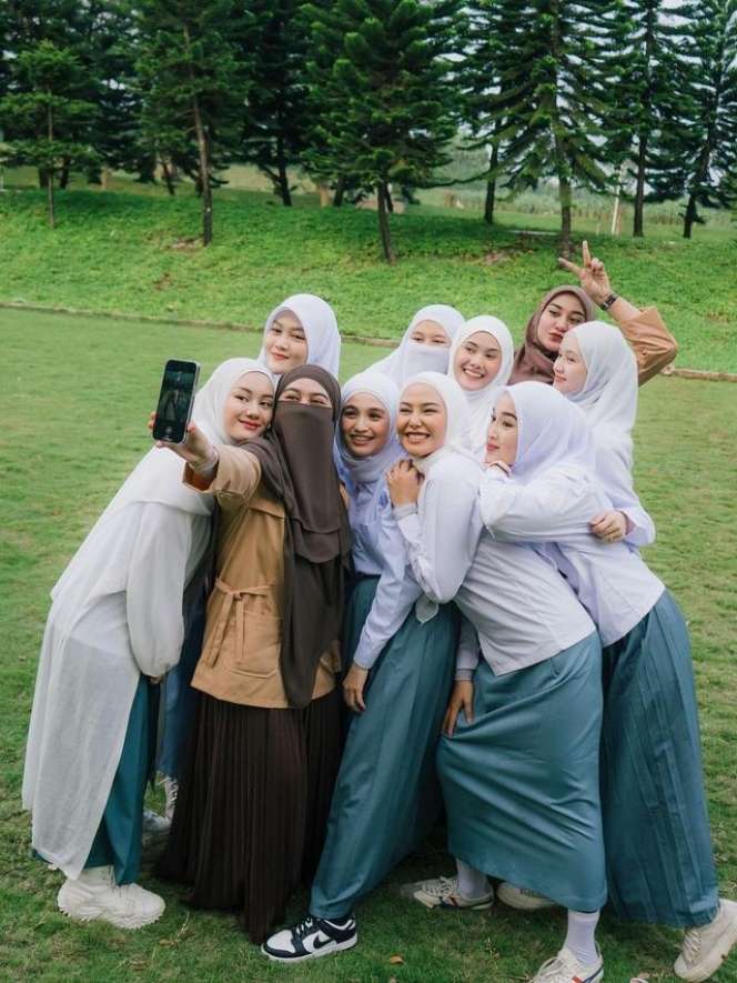 Potret Henny Rahman Istri Alvin Faiz Jadi Anak SMA di Momen Ulang Tahun