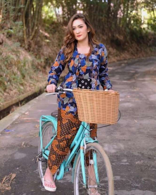 Potret Nafa Urbach Jadi Gadis Desa, Mandi Keramas di Sungai