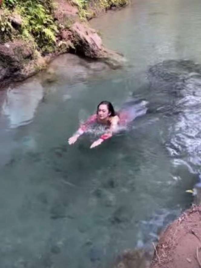 Potret Nafa Urbach Jadi Gadis Desa, Mandi Keramas di Sungai