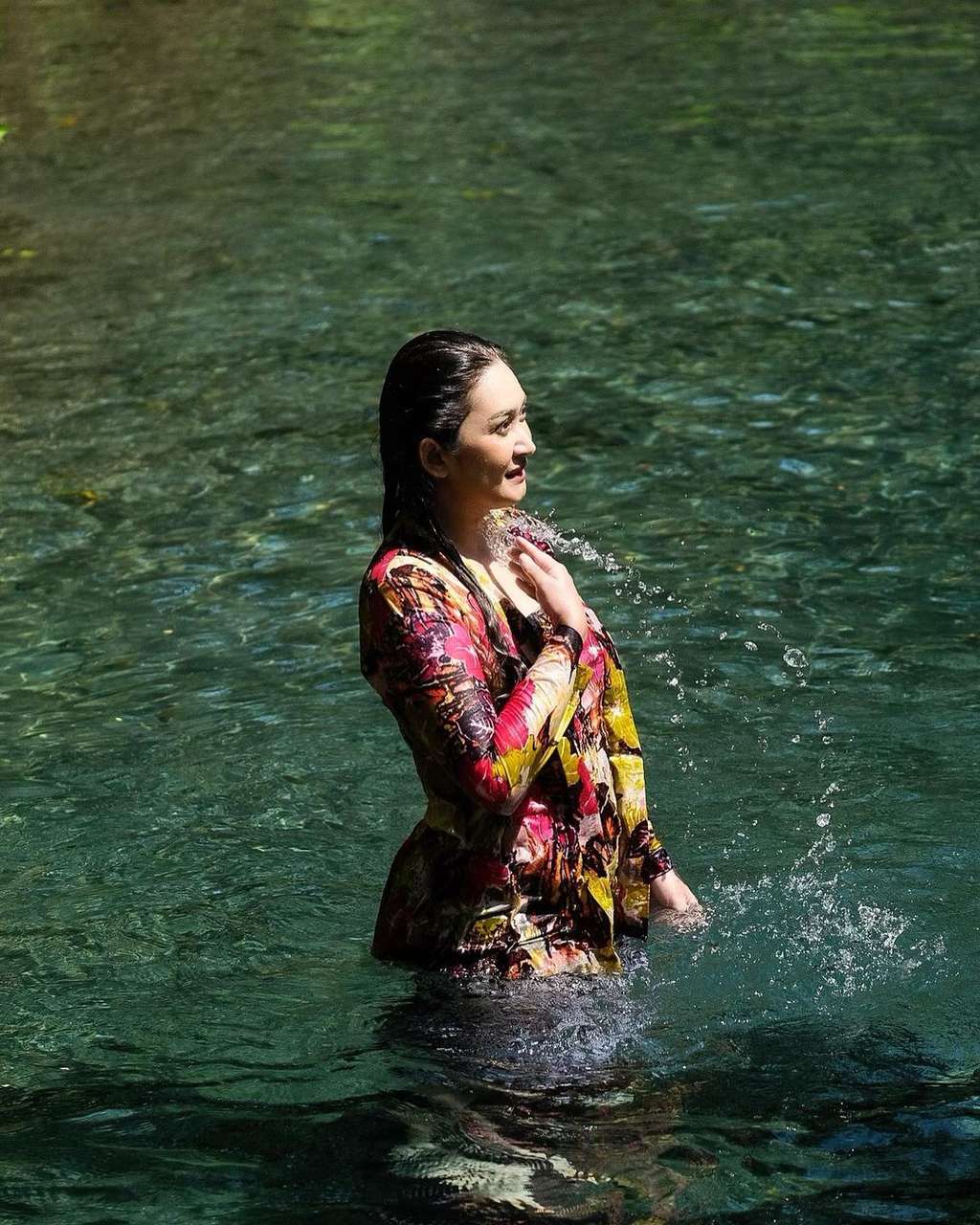 Potret Nafa Urbach Jadi Gadis Desa, Mandi Keramas di Sungai