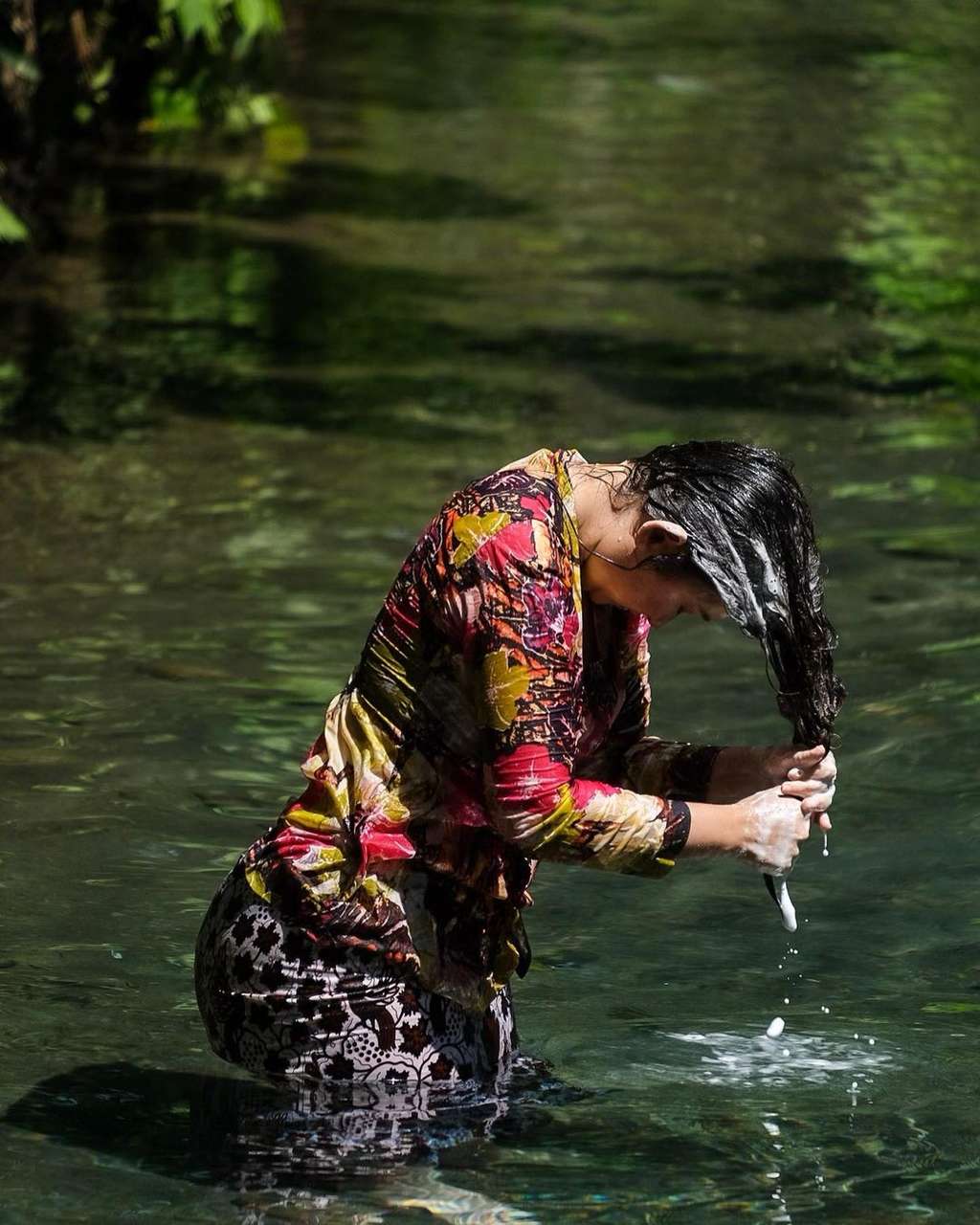 Potret Nafa Urbach Jadi Gadis Desa, Mandi Keramas di Sungai