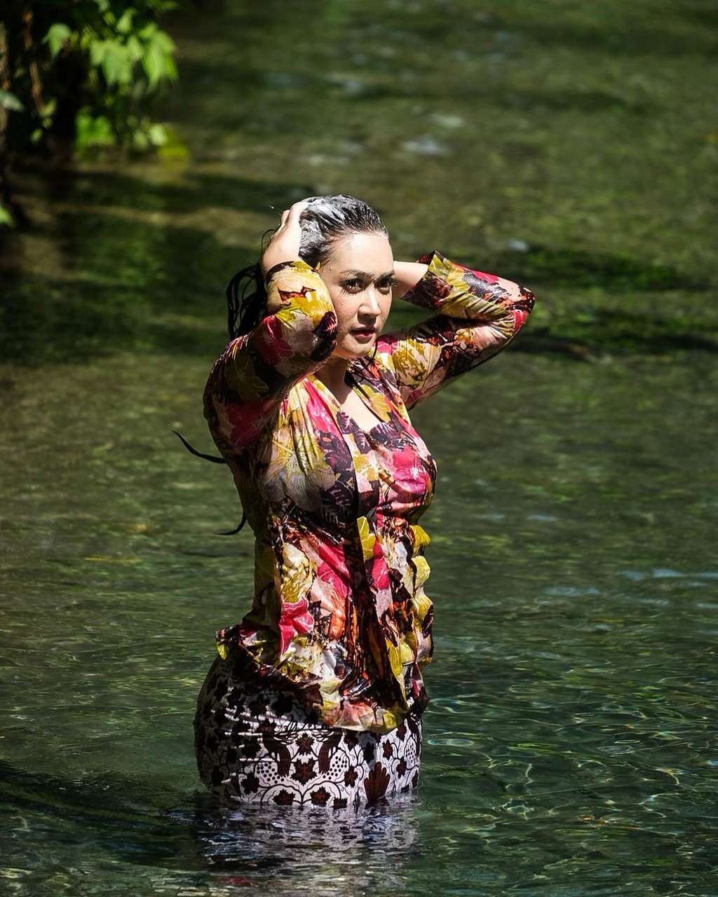 Potret Nafa Urbach Jadi Gadis Desa, Mandi Keramas di Sungai
