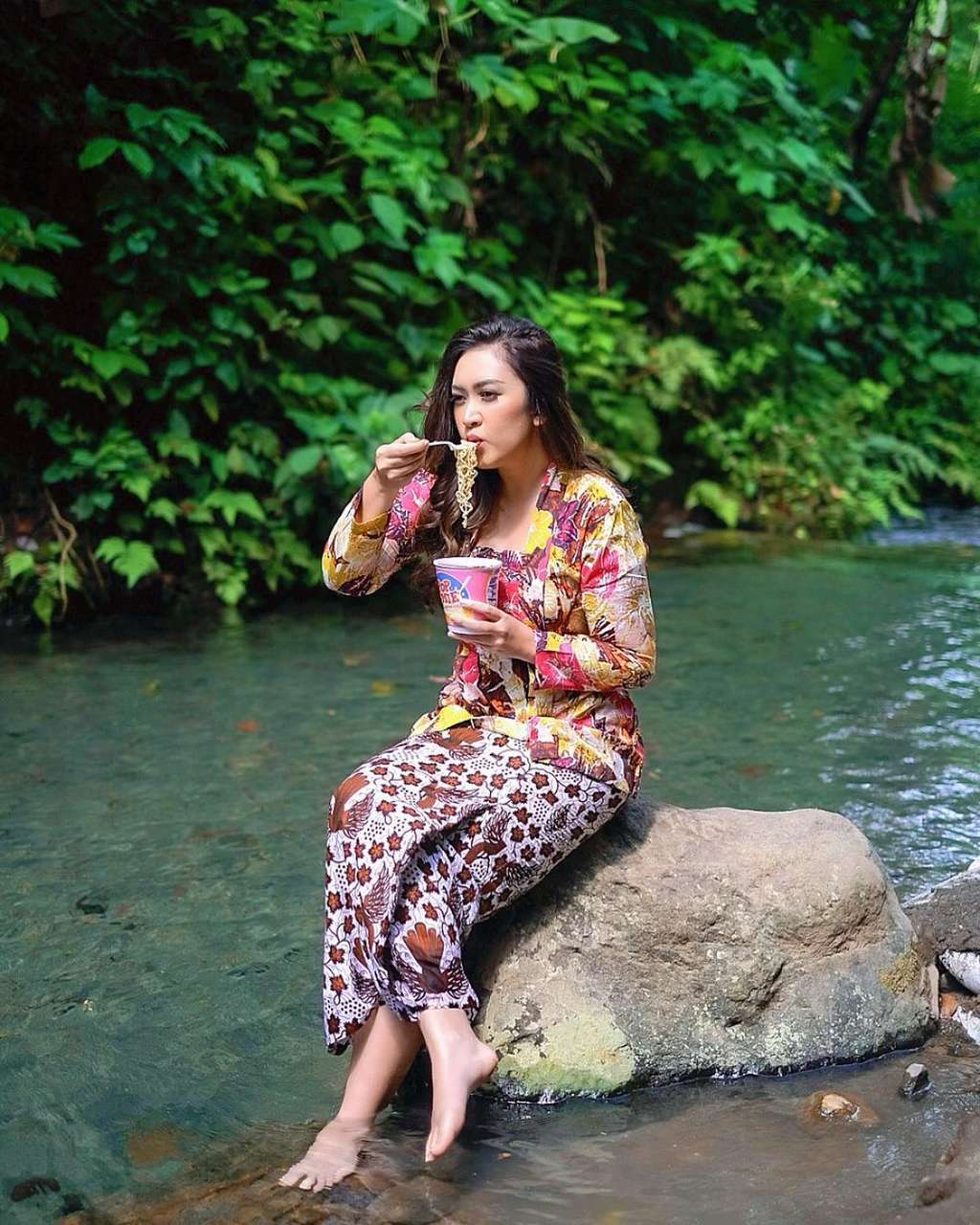 Potret Nafa Urbach Jadi Gadis Desa, Mandi Keramas di Sungai