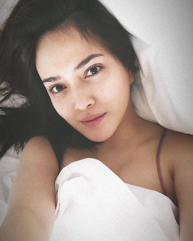 Bikin Melongo! Potret Polos Muka Bantal Shandy Aulia  
