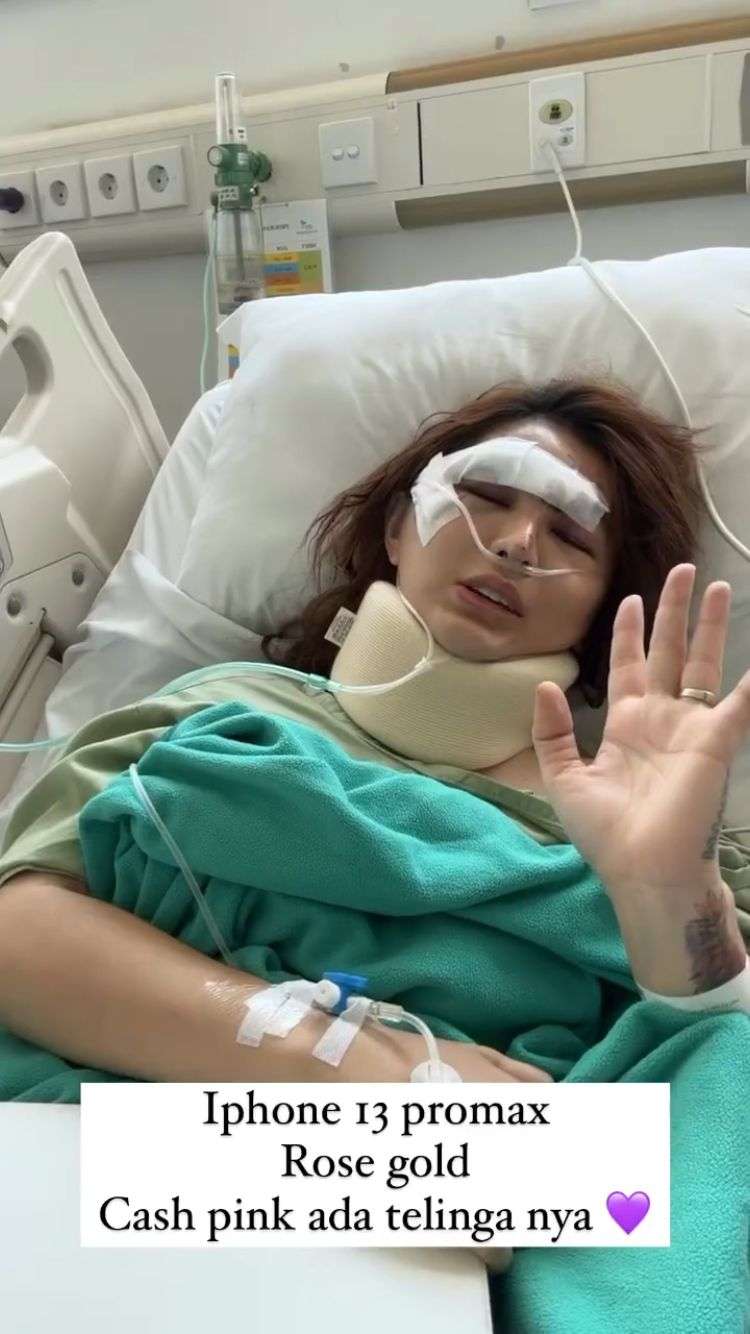 10 Potret Terkini Angela Lee Usai Alami Kecelakaan Hebat di Tol Semarang, Kondisi Mobil Hancur Parah!