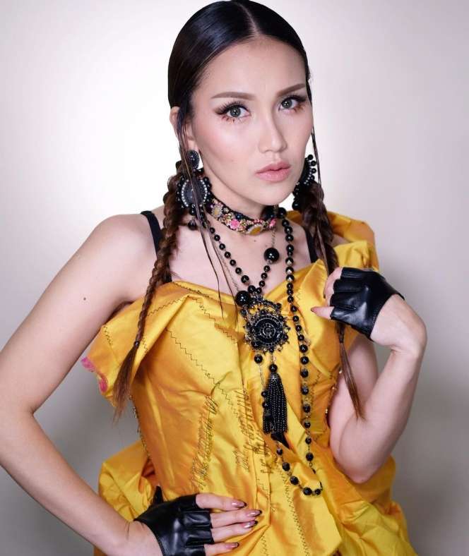Potret Ayu Ting Ting Obral Pakaian Bekas Miliknya di Depan Rumah, Langsung Diserbu Warga!