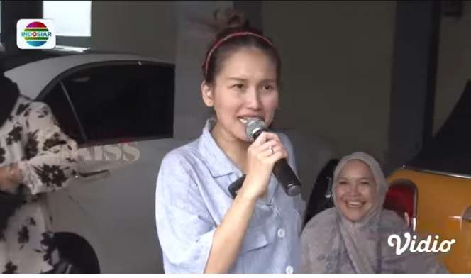Potret Ayu Ting Ting Obral Pakaian Bekas Miliknya di Depan Rumah, Langsung Diserbu Warga!