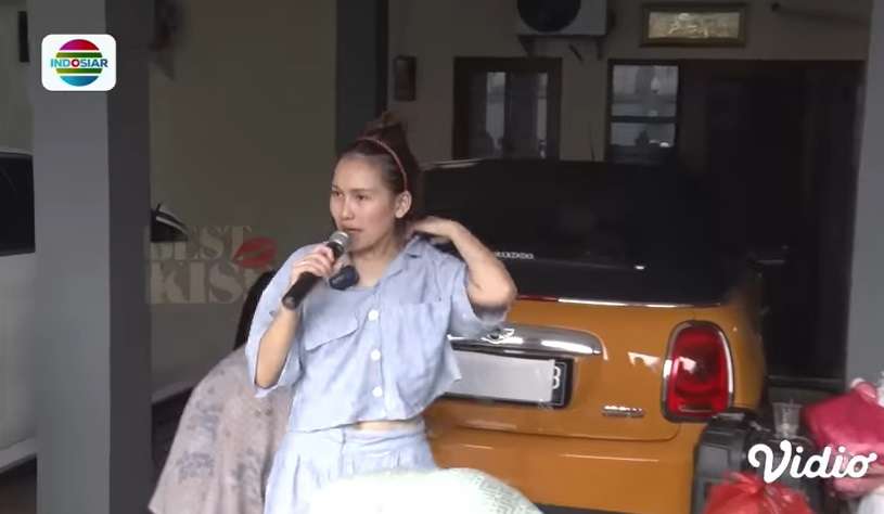 Potret Ayu Ting Ting Obral Pakaian Bekas Miliknya di Depan Rumah, Langsung Diserbu Warga!