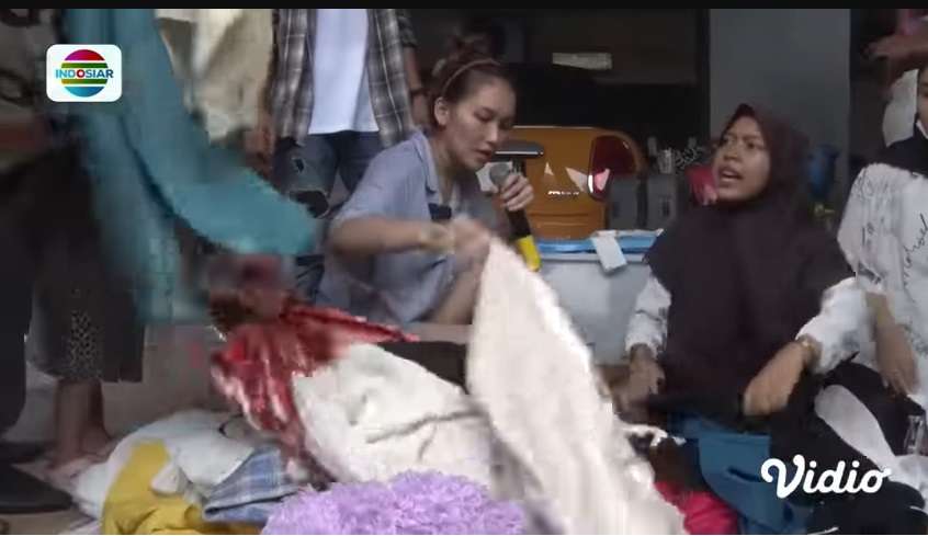 Potret Ayu Ting Ting Obral Pakaian Bekas Miliknya di Depan Rumah, Langsung Diserbu Warga!