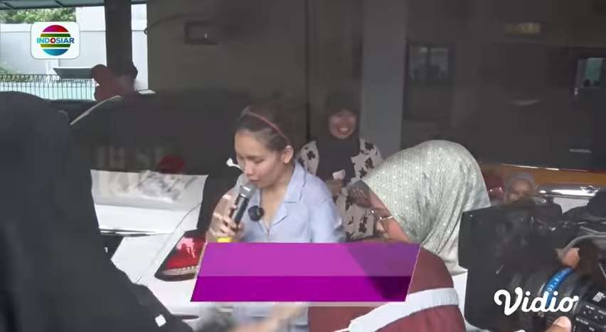 Potret Ayu Ting Ting Obral Pakaian Bekas Miliknya di Depan Rumah, Langsung Diserbu Warga!