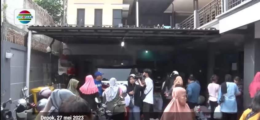 Potret Ayu Ting Ting Obral Pakaian Bekas Miliknya di Depan Rumah, Langsung Diserbu Warga!