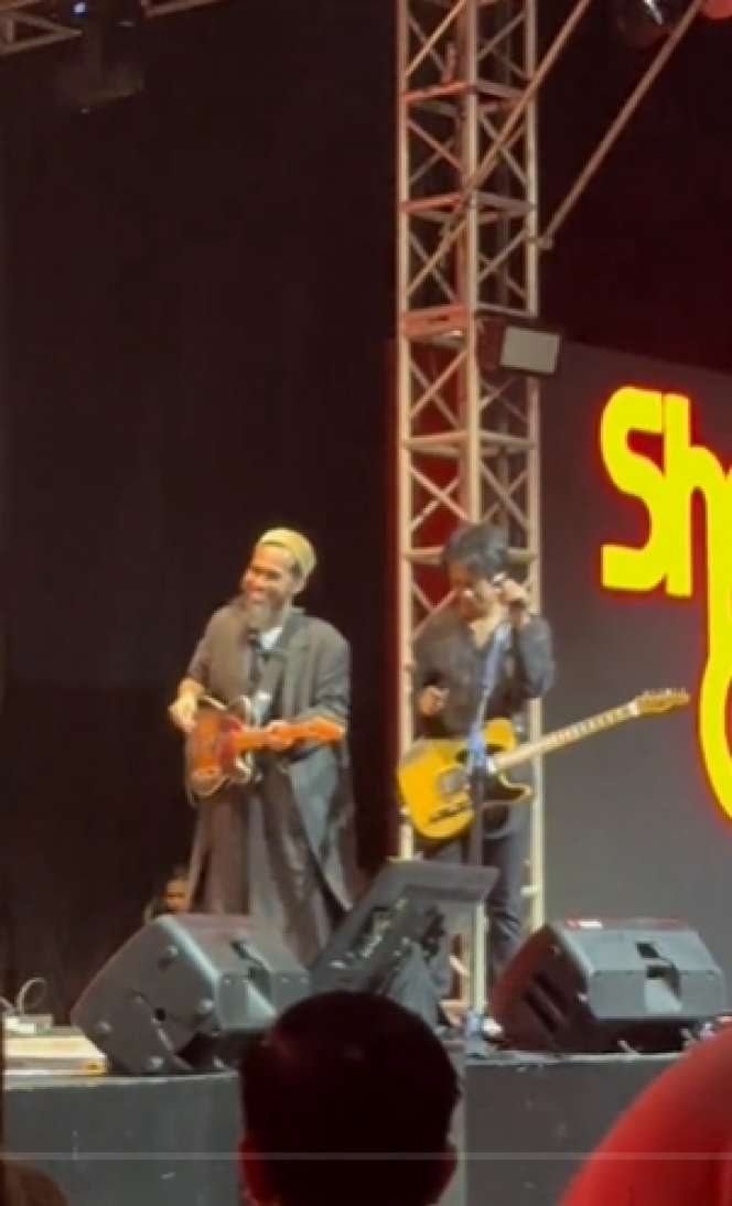 Heboh! 10 Potret Sakti Kembali Manggung dengan Sheila On 7, Pakai Peci & Berjenggot Panjang!