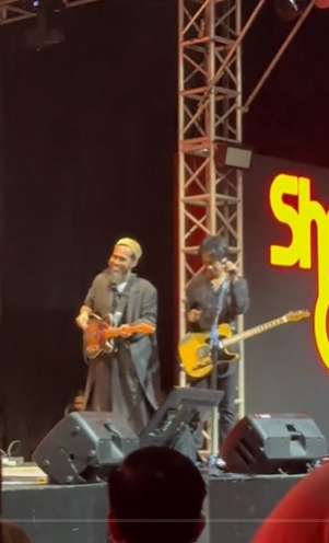 Heboh! 10 Potret Sakti Kembali Manggung dengan Sheila On 7, Pakai Peci & Berjenggot Panjang!