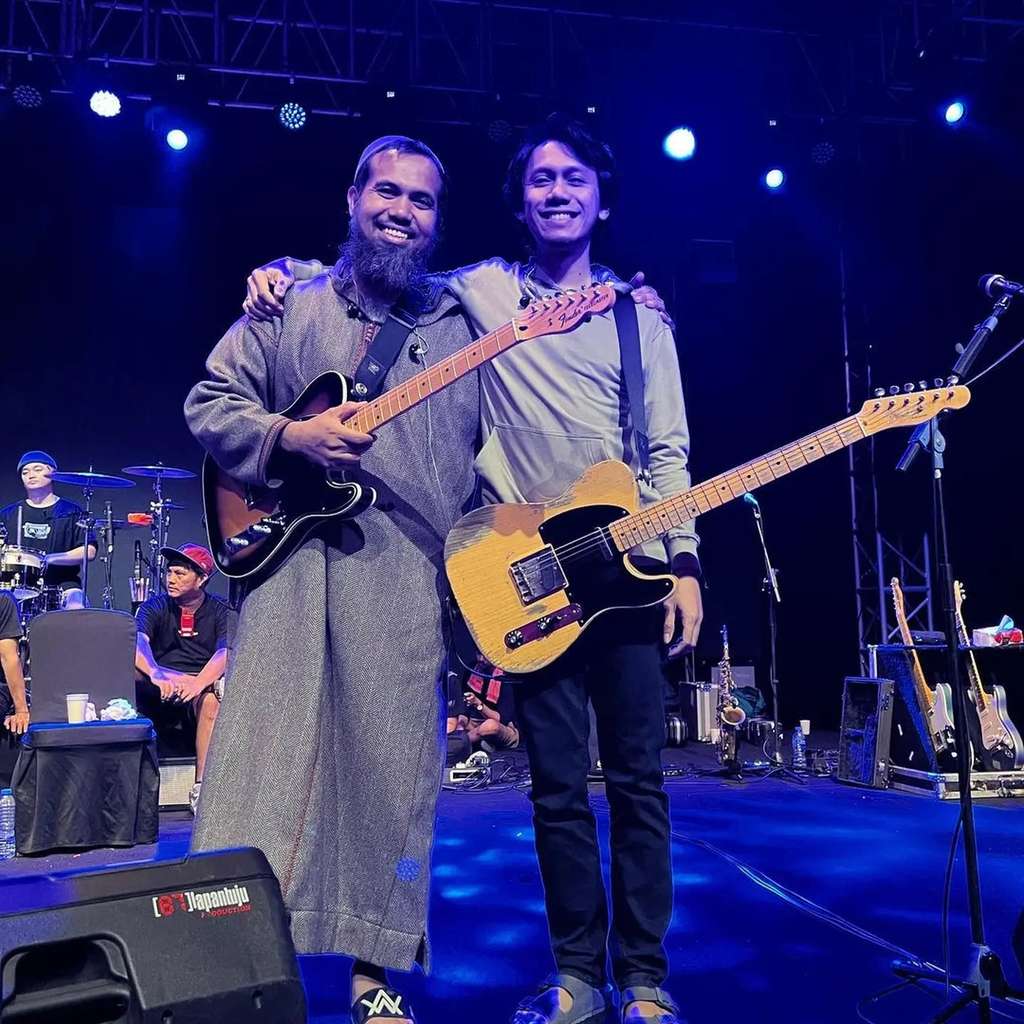 Heboh! 10 Potret Sakti Kembali Manggung dengan Sheila On 7, Pakai Peci & Berjenggot Panjang!