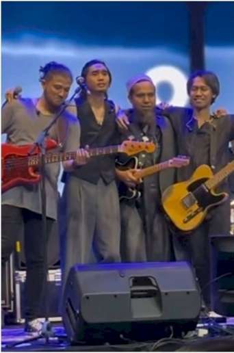 Heboh! 10 Potret Sakti Kembali Manggung dengan Sheila On 7, Pakai Peci & Berjenggot Panjang!