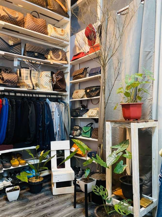 Luarnya Jelek Berdinding Triplek, Rumah ini Dalamnya Super Mewah, Bak Masuk Toko Fashion Kelas Dunia, Ini 10 Potretnya