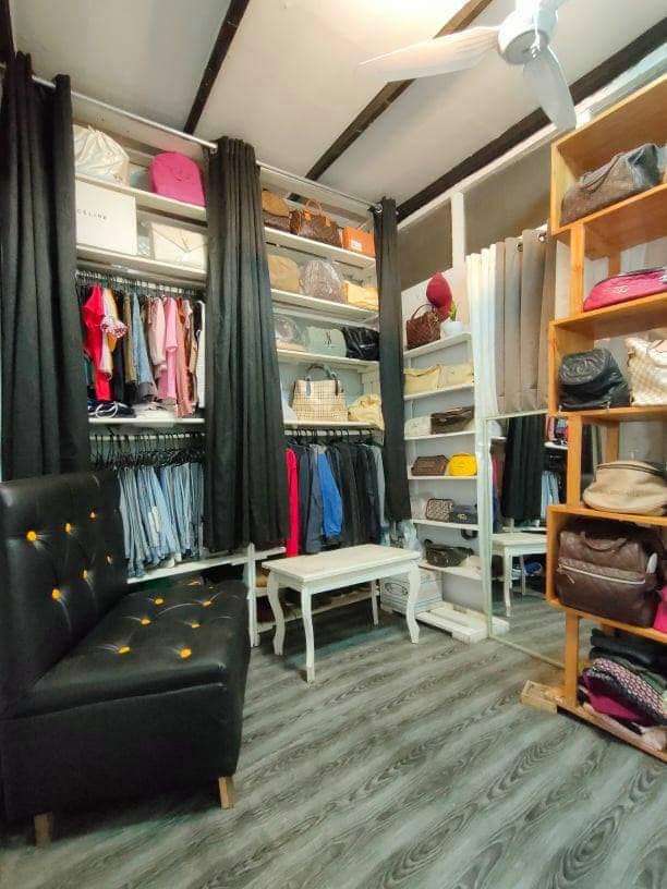 Luarnya Jelek Berdinding Triplek, Rumah ini Dalamnya Super Mewah, Bak Masuk Toko Fashion Kelas Dunia, Ini 10 Potretnya