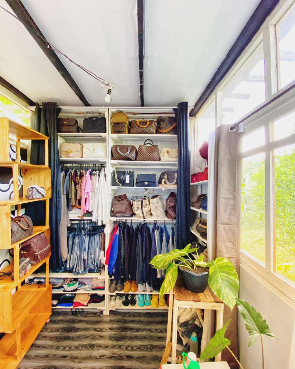 Luarnya Jelek Berdinding Triplek, Rumah ini Dalamnya Super Mewah, Bak Masuk Toko Fashion Kelas Dunia, Ini 10 Potretnya