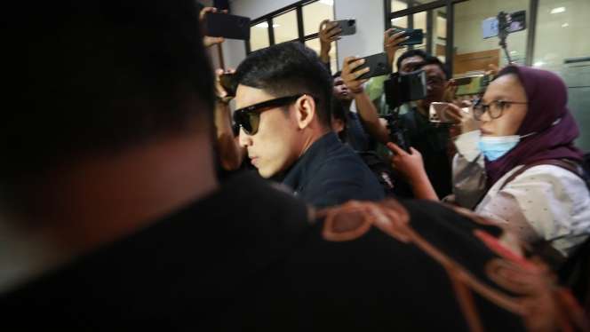 Potret Penampilan Desta di Sidang Cerai, Wajah Murung dan Serba Hitam