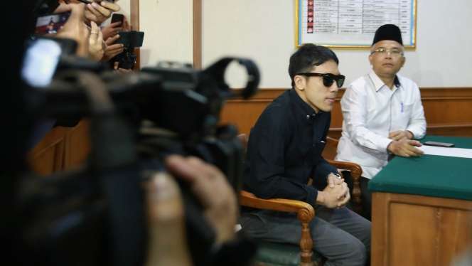 Potret Penampilan Desta di Sidang Cerai, Wajah Murung dan Serba Hitam