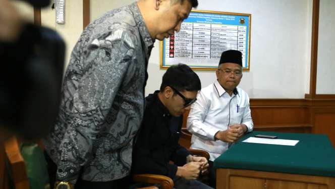 Potret Penampilan Desta di Sidang Cerai, Wajah Murung dan Serba Hitam