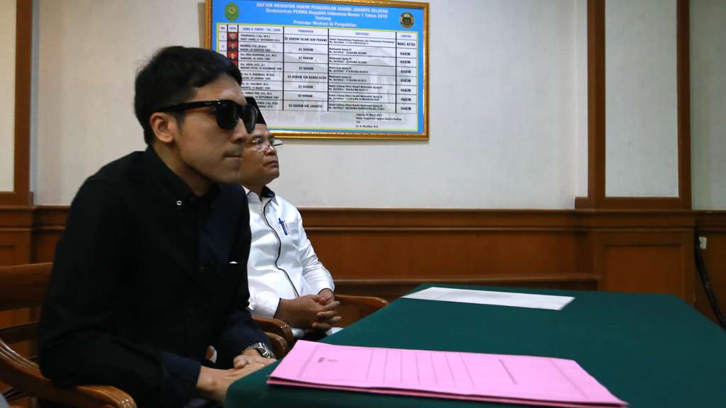 Potret Penampilan Desta di Sidang Cerai, Wajah Murung dan Serba Hitam