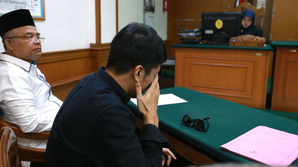 Potret Penampilan Desta di Sidang Cerai, Wajah Murung dan Serba Hitam