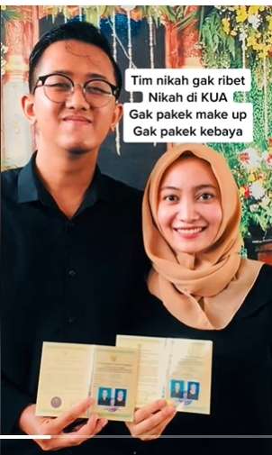 Viral Pasangan Nikah Hemat Cuma di KUA, Tidak Pakai Makeup dan Kebaya, Netizen : Pernikahan Teririt
