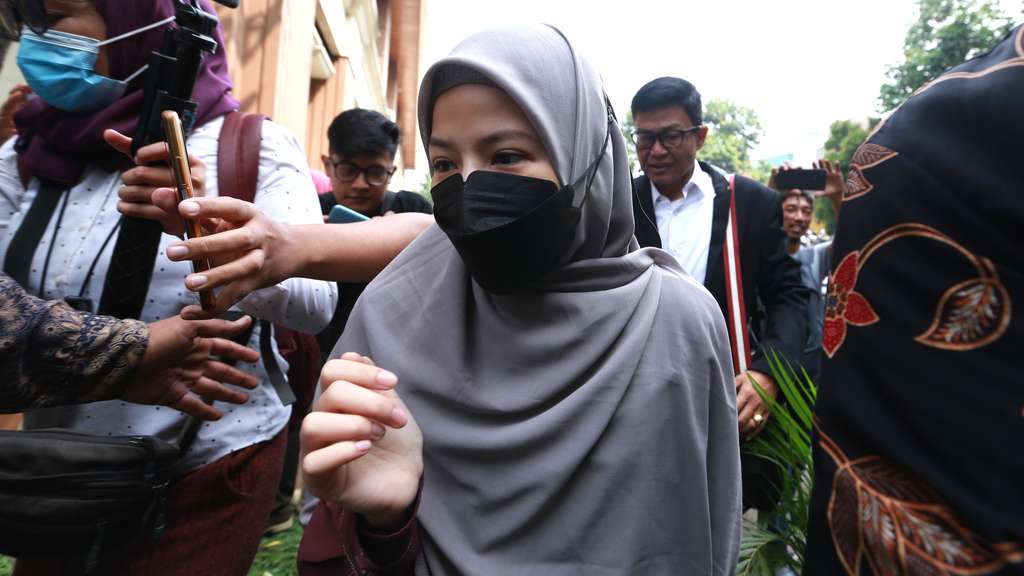 Potret Natasha Rizki Tahan Tangis Sepakat Lanjut Cerai, Ungkap Soal Gege Elisa