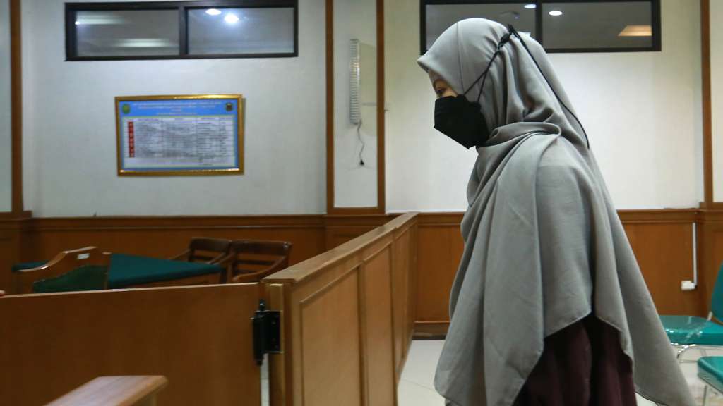 Potret Natasha Rizki Tahan Tangis Sepakat Lanjut Cerai, Ungkap Soal Gege Elisa