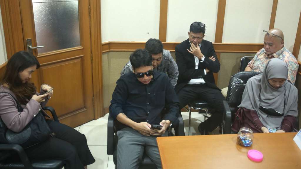 Potret Natasha Rizki Tahan Tangis Sepakat Lanjut Cerai, Ungkap Soal Gege Elisa