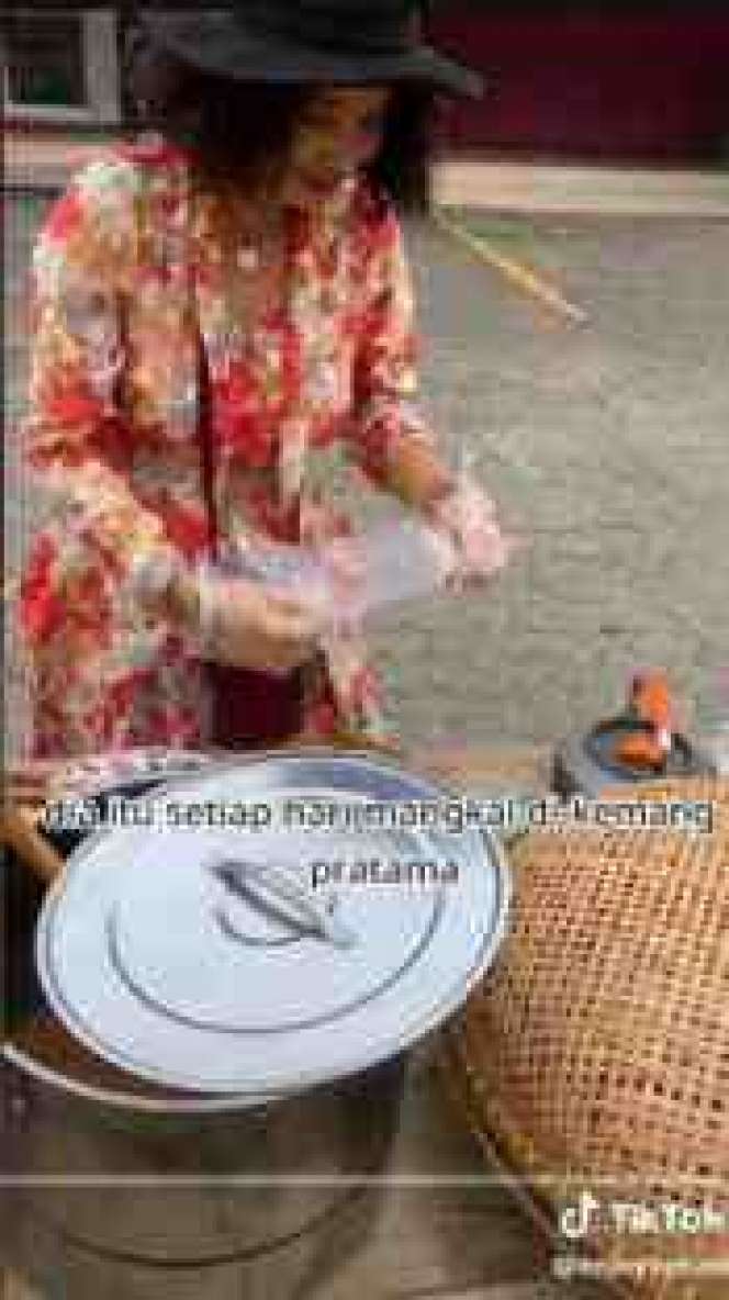 Potret Sosok Sonya Pedagang Ketupat Viral di Bekasi, Punya Paras Cantik dan Gayanya Modis Banget!