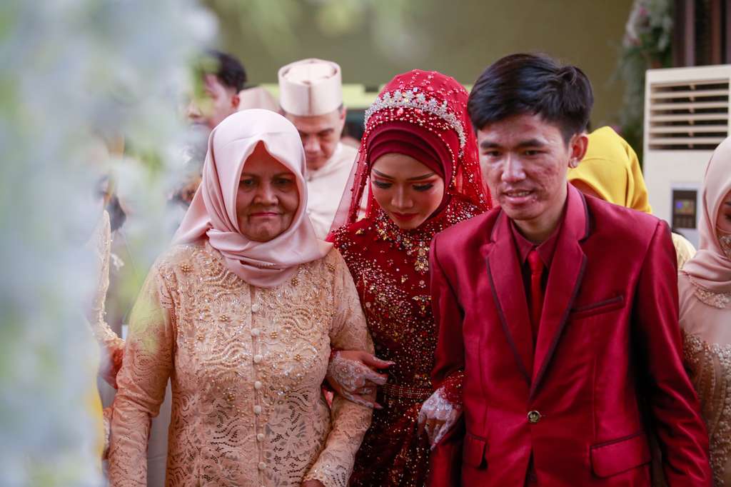 Potret Penampilan Ibu Eny di Pesta Pernikahan Sang Anak, Ekspresi Wajahnya Jadi Sorotan