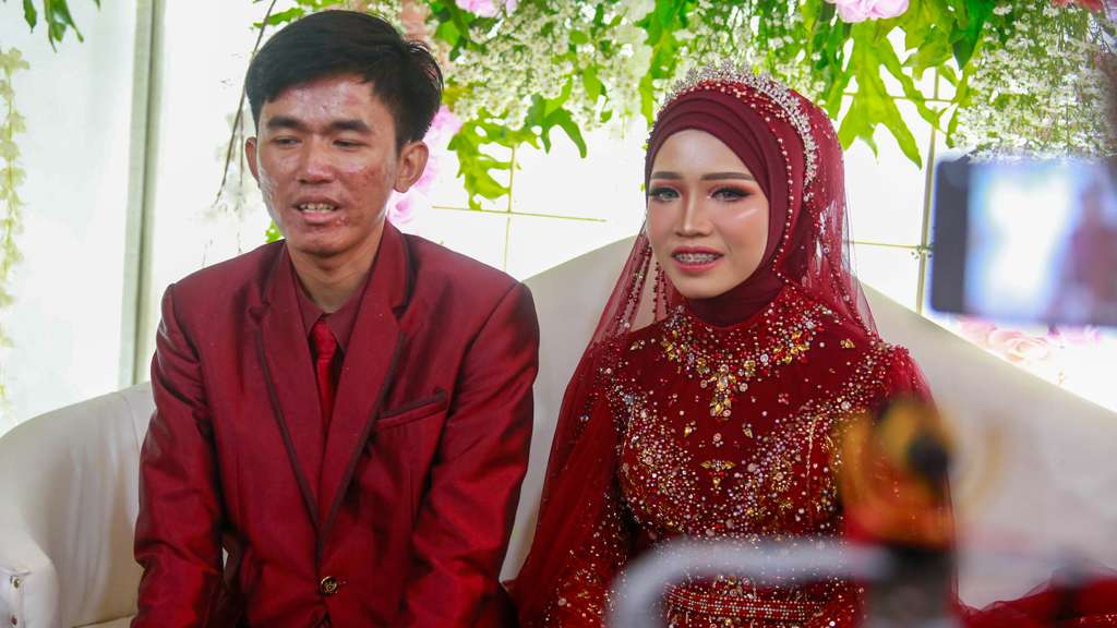 Potret Penampilan Ibu Eny di Pesta Pernikahan Sang Anak, Ekspresi Wajahnya Jadi Sorotan