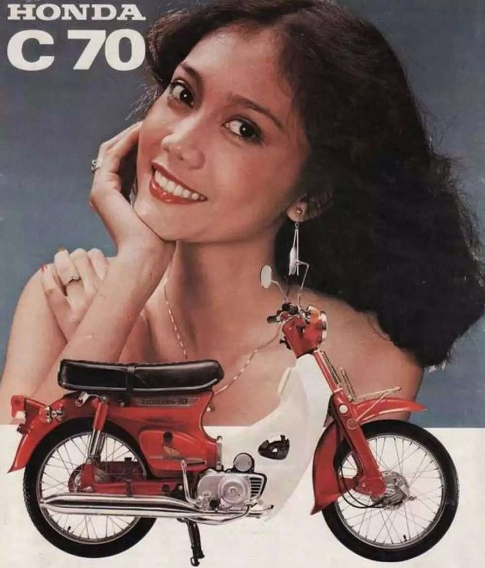 Potret Gaya Seleb Jadi Bintang Iklan Kendaraan Jadul, Ada yang Bisa Tebak?