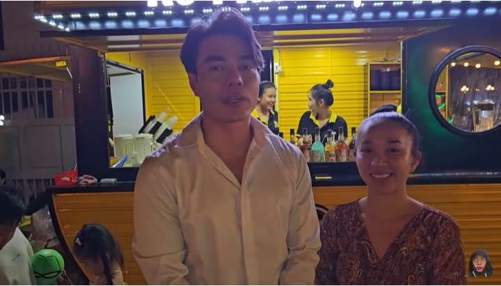 Wanita Penjual Bakso Ikan Ini Ternyata Istri Artis Terkenal, Jualan Sambil Gendong Bayi, Punya Harta Melimpah, Tinggali Rumah Rp6 Miliar