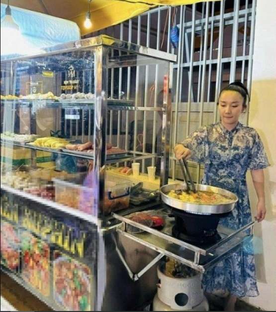 Wanita Penjual Bakso Ikan Ini Ternyata Istri Artis Terkenal, Jualan Sambil Gendong Bayi, Punya Harta Melimpah, Tinggali Rumah Rp6 Miliar