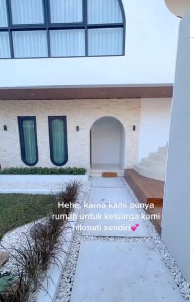 Dihina Punya Rumah Dalam Gang Sempit, Ternyata Lihat Isi Dalamnya Bikin Melongo, Nggak Kalah Mewah Dari Hotel Berbintang!