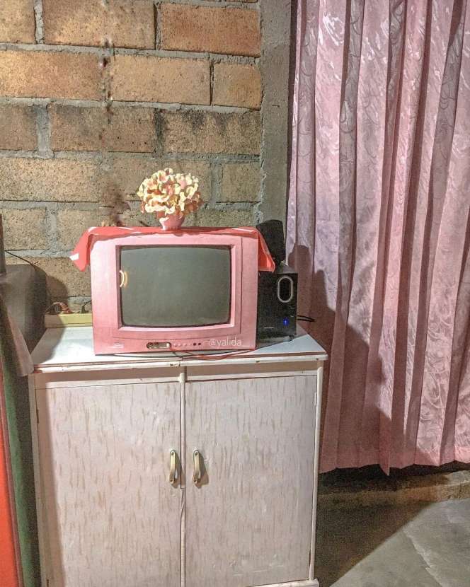 Rumah Luarnya Kumuh Berdinding Batako, Ternyata Dalamnya Bak Istana Barbie Serba Pink, Lihat 12 Potretnya