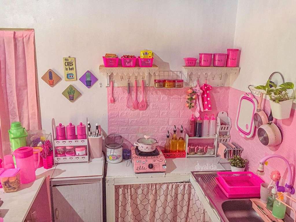 Rumah Luarnya Kumuh Berdinding Batako, Ternyata Dalamnya Bak Istana Barbie Serba Pink, Lihat 12 Potretnya
